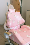 sofá-redutor-impermeável-estampa-rosa-com-dentinhos-instalado-na-cadeira-de-medicina-dentária